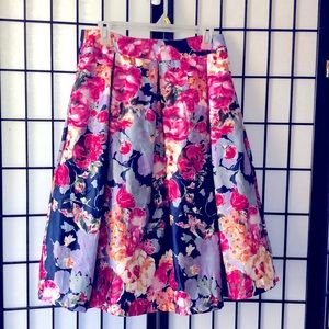 Full skirt! Excellent condition and fully lined!